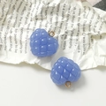 Detalle de dijes de corazón morados acolchados con aros dorados para joyería artesanal - Azul