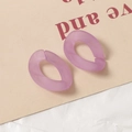 Vue macro des maillons de chaîne en acrylique violet translucide avec texture mate - Violet (5035847707171)