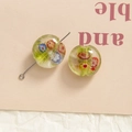 Detaillierte Makroansicht handgefertigter hellgrüner Lampwork-Glasperlen für DIY-Schmuck - Gelb