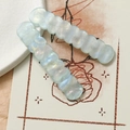 Zweiteiliges Set hellblauer gewellter Acryl-Haarspangen mit irisierendem Perlglanz - Blau