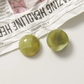Gros plan de boutons en résine vert olive marbré sur fond de journal rétro chic - Demi-cercle / Vert Herbe