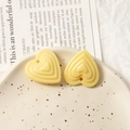 Vue macro de breloques en acrylique jaune en forme de cœur pour bijoux DIY - Jaune