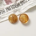 Détail macro de cabochons en résine ambrée à texture marbrée pour bijoux - Demi-cercle / Ambre