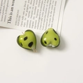 Ciondoli a cuore in vetro verde a pois neri per la creazione di gioielli fai da te - Stile Cuore Verde Brillante con Macchie Nere (33#)