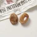 Détail des breloques en résine à texture marbrée ambre pour la création de bijoux - Losange / Ambre