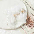 Barrette fleur en tulle blanc avec perles et touches dorées sur carte décorative - Blanc