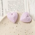 Vue macro de breloques cœur 3D multicouches en acrylique violet macaron avec trou pré-percé - Violet