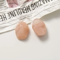 Vue macro détaillée d'accessoires en résine en forme de cœur avec texture marbre rose - Losange / Rose