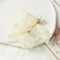 Détail macro d'une fleur élégante en organza jaune avec perles et base en métal doré - Blanc Cassé