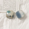 Detalle de pendientes de resina hechos a mano con flores secas, pan de oro y degradado - Azul Cuadrado