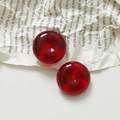 Dettaglio di ciondoli in resina rossa traslucida da 20mm con fori per gioielli fai da te - 1 Pezzo / Rosso Trasparente