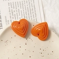 Gros plan de pendentifs cœur en acrylique orange triple couche pour bijoux DIY - Orange Foncé