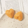 Vue détaillée de breloques en acrylique orange en forme de cœur à trois couches pour DIY - Orange Clair