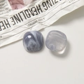 Gros plan sur breloque carrée en résine marbrée grise avec coins arrondis pour bijoux DIY - Carré / Gris Violet