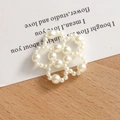 Dettaglio di accessorio floreale in perle barocche intrecciate a mano su legno - Piccolo Fiore Intrecciato (A13--7——3)