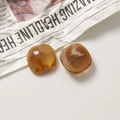 Détail de breloques carrées en résine écaille de tortue pour bijoux DIY et accessoires - Carré / Ambre