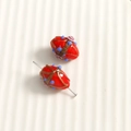Détail de perles en verre rouge fait main avec motifs floraux et accents de poudre d'or - Rouge