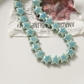 Detailweergave van turquoise stervormige keramische kralen met een glanzende glazuurlaag - Blauwgroen Gespikkelde Glazuur (56#)