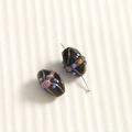 Vue macro détaillée de perles en verre noir avec poussière d'or peinte à la main et roses - Noir