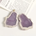 Detalle de colgantes de resina jaspeada púrpura con cierres dorados para joyería DIY - Estilo Irregular Sólido / Púrpura