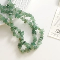 Detalle macro de cuentas de piedra aventurina verde para creación de joyas DIY - Verde