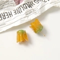 Makroaufnahme von Harzperlen in Tulpenform mit Tautropfen für DIY-Schmuckherstellung - Tulpenknospenform / Gelb