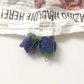 Nahaufnahme von DIY-Tulpenknospen mit blau-grünem Verlauf und Tautropfen-Textur - Marineblau