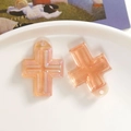 Detalle de dijes de cruz naranja iridiscente con agujero para joyería artesanal DIY - Naranja