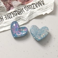 Detail von herzförmigen Harzanhängern mit schimmerndem Glitzer für DIY-Bastelprojekte - Dunkelblau