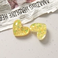 Detail von DIY Herzanhängern mit Pailletten für Schmuckherstellung oder Haarklammern - Gelb