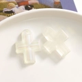 Makroaufnahme von bunt irisierenden Harzkreuz-Anhängern mit glänzendem Regenbogen-Effekt - Translucent AB White