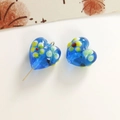 Dettaglio di perle di vetro a forma di cuore blu con motivi floreali per gioielli fai-da-te - Blu scuro