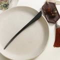 Minimalistische zwarte houten haarspeld op keramisch bord met droogbloemen voor hanfu - Minimalistische taps toelopende stijl (1)