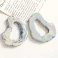 Colgante irregular de resina jaspeada azul y blanca con aro metálico para joyería DIY - Estilo Irregular Hueco / Azul