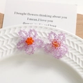 Détail de boucles d'oreilles fleurs en perles de cristal violettes fait main - Fleurs Perlées à la Main / Violet