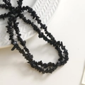Collar minimalista con cuentas de piedra natural negra pulida de forma irregular en hilo - Negro