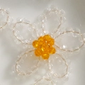 Boucle d'oreille fleur en cristal orange et clair faite main avec pétales perlés - Fleurs Perlées à la Main / Orange