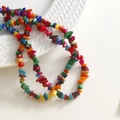 Cuentas de piedra irregulares de colores para joyería DIY en plato de cerámica blanco - Multicolor