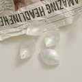Detailopname van parelmoer acryl kralen in bladvorm voor DIY sieraden maken en hobby's - Wit