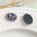 Makroaufnahme von ovalen Vintage-Schmetterling-Resin-Anhängern mit violettem 3D-Flügel-Dekor - Lila