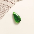 Détail d'un pendentif en verre vert en forme de goutte avec motif rétro pour bijoux DIY - Goutte d'Eau Verte