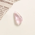 Vue macro d'un pendentif goutte en verre rose transparent avec gravure chinoise classique - Poire Rose