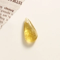 Vue détaillée d'un pendentif goutte en verre jaune avec motifs vintage traditionnels - Poire Jaune