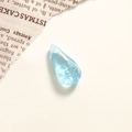 Gros plan sur pendentif goutte bleu clair avec gravure de rose pour bijoux DIY - Bleu Goutte d'eau
