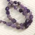 Macro de perles d'améthyste violette naturelle montrant des formes et textures uniques - Style Améthyste (0802)