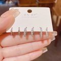 Detailopname van drie paar zilverkleurige zirkonia oorringen op een displaykaart - Strass Creole (Nr. 61) / 3-delige set / Zilver