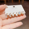 Detailweergave van een zesdelige Franse luxe goudkleurige oorbellen met parels en email - Witte emaille parelmoer combinatie (nr. 21) / 6-delige set (3 paar) / Wit/Goud