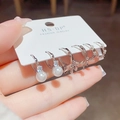 Set van drie paar oorbellen met parels en minimalistische zilverkleurige ringen op kaart - Kwastje Kunstparel Stijl (Nr. 34) / 3 paar set / Zilver