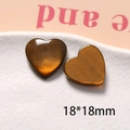 Primer plano de dijes de resina de corazón de 18 mm con acabado de purpurina dorada atardecer - Corazón