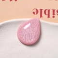 Dettaglio macro del ciondolo in resina rosa traslucida con trama a crepe unica - Rosa